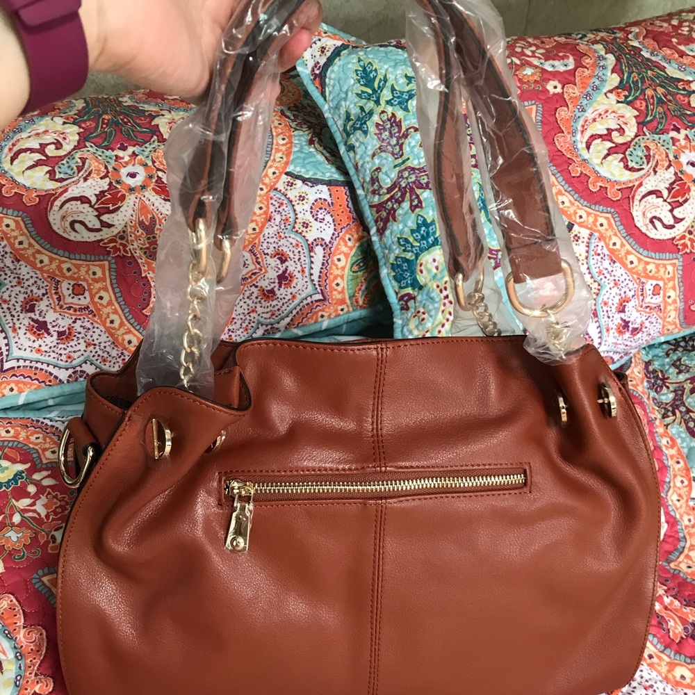 Beautiful purse, great size for all your items at a great price!